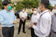 Bộ trưởng kiểm tra công tác phòng, chống dịch. (Ảnh: Bộ Y tế)