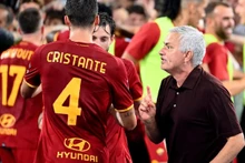 Mourinho đánh dấu cột mốc đáng nhớ trong sự nghiệp cầm quân. (Ảnh: AS Roma)