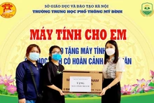 Trường THPT Mỹ Đình (quận Nam Từ Liêm, Hà Nội) trao tặng máy tính cho học sinh.