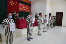 Các phạm nhân nhận quyết định đặc xá của Chủ tịch nước.