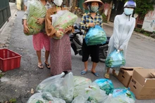 Một xóm trọ nghèo nhận hỗ trợ về thực phẩm từ dự án của HFR.