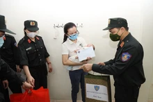 Trung tướng Phạm Quốc Cương thăm hỏi, tặng quà chị Lê Thị Bình - vợ của Trung uý Nguyễn Văn Nghĩa, cán bộ Đại đội 5, Trung đoàn Cảnh sát bảo vệ mục tiêu cơ quan đại diện Ngoại giao.