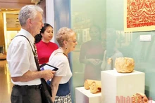 Du khách tham quan tại Bảo tàng Lịch sử quốc gia. (Ảnh: NGÔ VƯƠNG ANH)