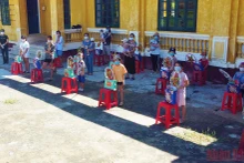 Bộ đội Biên phòng Quảng Bình tặng quà cho các cháu ở khu cách ly tập trung huyện Bố Trạch.
