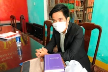 Đối tượng Hồ Rin bị bắt quả tang khi đang tổ chức sinh hoạt “Hội thánh Đức Chú trời mẹ”.