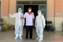 Ông Trần Văn Bé Hai chụp ảnh lưu niệm cùng đội ngũ y, bác sĩ trước khi xuất viện.