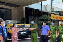 Cơ quan CSĐT Công an TP Bạc Liêu khám xét nơi ở, làm việc của Giám đốc Công ty mỹ phẩm Đông Anh ở TP Bạc Liêu.