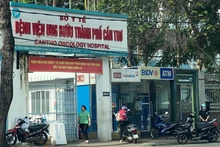Phong tỏa tạm thời cơ sở 1 Bệnh viện Ung bướu TP Cần Thơ để phòng, chống dịch.