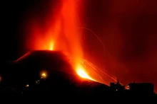 Dung nham phun trào từ núi lửa Cumbre Vieja nhuộm đỏ bầu trời đêm đảo La Palma, Tây Ban Nha. (Ảnh: Reuters)