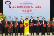 Phó Thủ tướng Chính phủ Vũ Đức Đam trao giải cho các tác giả đạt Giải thưởng Trần Đại Nghĩa năm 2019.