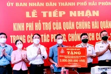 Đại diện lãnh đạo Quân chủng Hải Quân trao 2 tỷ đồng tặng TP Hải Phòng chống dịch Covid-19.