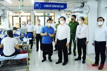 Đồng chí Đinh Tiến Dũng kiểm tra tình hình sản xuất tại Tổng công ty may 10. (Ảnh: ĐẶNG MẠNH HÙNG)
