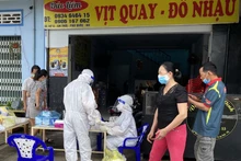 Khẩn trương lấy mẫu xét nghiệm Covid-19 tại phường An Thới.
