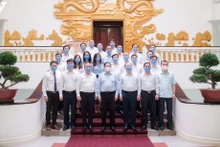 Thủ tướng Phạm Minh Chính chụp ảnh cùng lãnh đạo Đài Tiếng nói Việt Nam. (Ảnh: VOV)