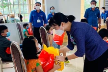 Phó Chủ tịch UBND tỉnh Đồng Nai Nguyễn Thị Hoàng trao quà trung thu cho thiếu nhi tại Nông trường cao-su Cẩm Đường.