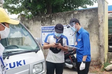 Hỗ trợ người dân khai báo thông tin điện tử. 
