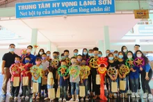 Các tình nguyện viên chụp ảnh cùng các em nhỏ tại Trung tâm Hy Vọng. 