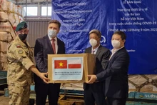 Đại diện của Chính phủ Ba Lan trao lô trang thiết bị và vật tư y tế cho đại diện các bộ, ngành và địa phương Việt Nam tại Cảng hàng không quốc tế Tân Sơn Nhất.