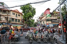 Phớt lờ lệnh cấm tụ tập, người dân vẫn lên phố Hàng Mã đón Trung thu