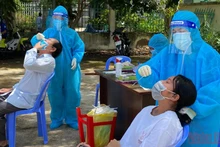 Đội ngũ y tế lấy mẫu để bóc tách F0 ra khỏi cộng đồng trên địa bàn huyện Cần Giờ. (Ảnh: QUANG QUÝ).