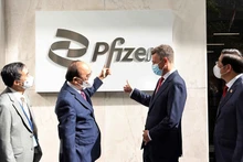 Chủ tịch nước Nguyễn Xuân Phúc đến thăm và làm việc tại Công ty Pfizer. (Ảnh: Thống Nhất/TTXVN)