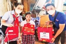 Đại diện Quận đoàn Ba Đình tặng quà Trung thu cho các em thiếu nhi có hoàn cảnh khó khăn.