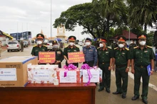 Lãnh đạo Bộ Chỉ huy quân sự tỉnh Long An trao 4 tấn gạo tặng Tiểu khu Quân sự và Bộ Chỉ huy Hiến binh tỉnh Svay Rieng.