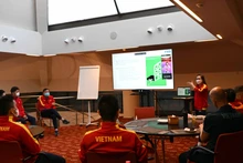 Các cầu thủ đội tuyển futsal Việt Nam xem thuyết trình về VS. (Ảnh: VFF)
