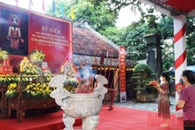 Dâng hưởng tưởng niệm Anh hùng dân tộc Lê Lợi cùng các vị vua triều Hậu Lê.