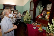 Tổng Bí thư Nguyễn Phú Trọng dâng hương, tưởng niệm Chủ tịch Hồ Chí Minh. Ảnh: Trí Dũng