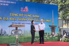 Bí thư Tỉnh ủy Bình Dương Nguyễn Văn Lợi trao Quyết định công bố “vùng xanh” trên địa bàn TP Thủ Dầu Một. 