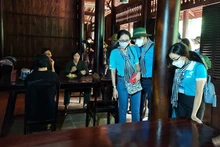 Du khách khám phá vùng đất Củ Chi trong chuyến về nguồn “Hành trình về vùng Đất Thép”. (Ảnh: THU NGUYỆT)