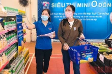 Đoàn viên, thanh niên tình nguyện hỗ trợ người dân chọn hàng tại “Siêu thị mini 0 đồng” thị xã Sơn Tây.