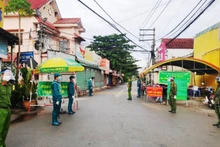 Kiểm soát, kiểm tra người dân lưu thông trong thời gian thực hiện giãn cách xã hội tại huyện Củ Chi.