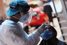 Lấy mẫu xét nghiệm Covid-19 tại Bogota, Colombia, tháng 12/2020. (Ảnh: Reuters)