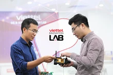 Kỹ sư của Viettel thực hiện đo kiểm chất lượng mạng 5G.