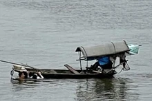 Thượng úy QNCN Ngô Văn Thứ dũng cảm lao mình xuống sông cứu người đuối nước. (Ảnh: TTXVN)