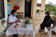 Cán bộ trạm y tế xã Thiên Lộc, Can Lộc (Hà Tĩnh) rà soát, kiểm tra người dân về địa phương từ các tỉnh khác.