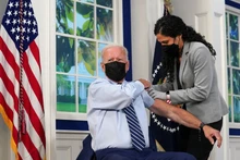 Tổng thống Mỹ Joe Biden tiêm mũi vaccine ngừa Covid-19 tăng cường tại Nhà trắng, ngày 27/9. (Ảnh: Reuters)