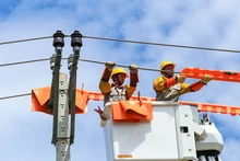Tăng cường công tác sửa chữa, bảo dưỡng lưới điện bằng công nghệ hotline, nâng cao độ tin cậy cung cấp điện phục vụ khách hàng.
