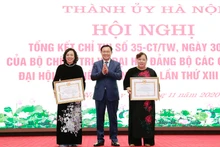 Thành ủy Hà Nội trao bằng khen cho các cá nhân, tập thể có thành tích xuất sắc trong việc thực hiện Chỉ thị số 35-CT/TƯ ngày 30-5-2019 của Bộ Chính trị.