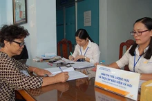 Chi trả lương hưu qua bưu điện (Ảnh minh họa: VNPost).