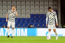 Vẻ thất vọng của các cầu thủ Man United sau trận thua Istanbul Basaksehir.