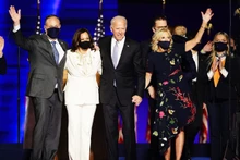 Ông Joe Biden (thứ hai, bên phải) và vợ Jill Biden (ngoài cùng, bên phải), cùng bà Kamala Harris (thứ hai, bên trái) và chồng Doug Emhoff (ngoài cùng, bên trái). (Ảnh: USD Today)