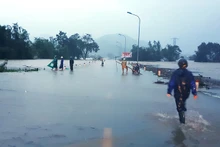 Quốc lộ 19C vào huyện Đồng Xuân bị ngập sâu, chia cắt giao thông.