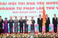 Chủ tịch Quốc hội và các đồng chí lãnh đạo Bộ Tư pháp tại Đại hội Thi đua yêu nước lần thứ V ngành Tư pháp.