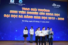 PGS, TS Nguyễn Ngọc Vũ, Giám đốc ĐH Đà Nẵng khen thưởng nhóm tác giả đạt giải nhất.