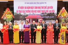 Lãnh đạo UBND tỉnh Quảng Trị, đại diện gia đình nhà thơ Chế Lan Viên cắt băng khánh thành Nhà lưu niệm nhà thơ Chế Lan Viên.  