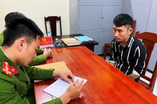 Công an lấy lời khai của đối tượng liên quan.