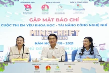 Các thành viên Ban Tổ chức cung cấp thông tin về Cuộc thi tại chương trình. 